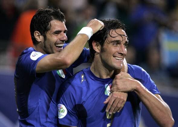Luca Toni (re.) und Simone Perrotta (beide Italien) - Torjubel Fußball WM Herren WM 2006, Länderspiel, Nationalteam, Viertelfinale, Nationaltrikot Gruppe Hamburg Freude, Fußball WM Herren WM 2006, Länderspiel, Nationalteam, Viertelfinale, Nationaltrikot Gruppe Hamburg Freude,