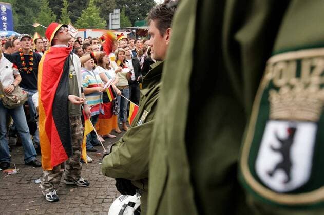 Die öffentliche Fußballübertragung auf der FIFA Fanmeile in Berlin steht unter Beobachtung der Polizei Fußball WM Herren WM 2006, Länderspiel, Nationalteam, Viertelfinale, Fanfest, Fan Fest, Party FIFA Fanmeile Gruppe Kopfbedeckung, Hut, Berlin Unschärfe, unscharf Fußball WM Herren WM 2006, Länderspiel, Nationalteam, Viertelfinale, Fanfest, Fan Fest, Party FIFA Fanmeile Gruppe Kopfbedeckung, Hut, Berlin Unschärfe, unscharf