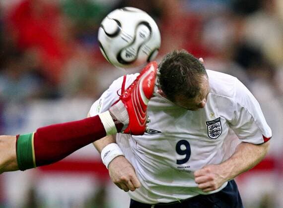 Wayne Rooney (England) macht mit dem Schuh seines Gegenspielers Bekanntschaft -  Fußball WM Herren WM 2006, Länderspiel, Nationalteam, Viertelfinale, Nationaltrikot, England - Portugal Einzelbild Gelsenkirchen Fußball WM Herren WM 2006, Länderspiel, Nationalteam, Viertelfinale, Nationaltrikot, England - Portugal Einzelbild Gelsenkirchen