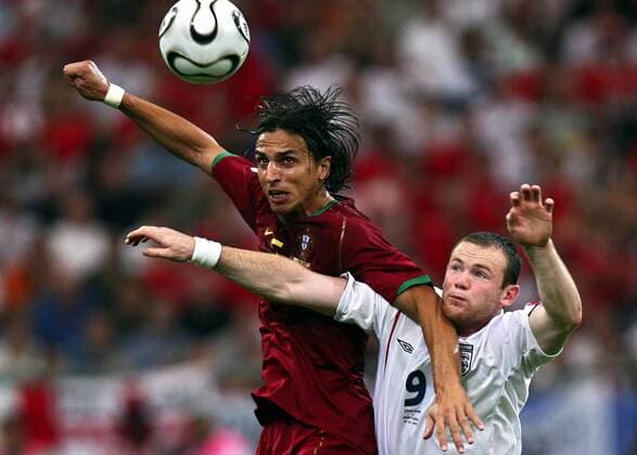 Fernando Meira (Portugal, li.) gegen Wayne Rooney (England) -  Fußball WM Herren WM 2006, Länderspiel, Nationalteam, Viertelfinale, Nationaltrikot, England - Portugal Gruppe Gelsenkirchen Dynamik, Fußball WM Herren WM 2006, Länderspiel, Nationalteam, Viertelfinale, Nationaltrikot, England - Portugal Gruppe Gelsenkirchen Dynamik,