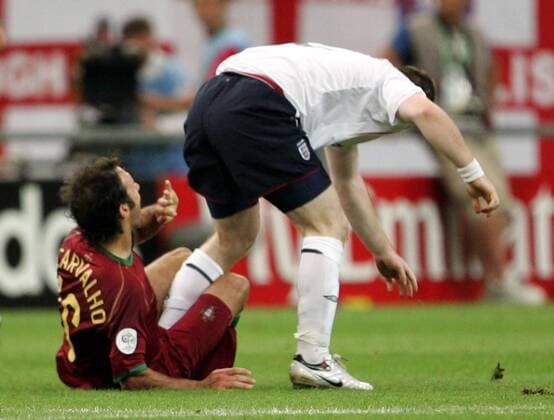 Wayne Rooney (England, re.) tritt Ricardo Carvalho (Portugal) in die Weichteile -  Fußball WM Herren WM 2006, Länderspiel, Nationalteam, Nationaltrikot, Viertelfinale, England - Portugal 1:3 n.E. Gruppe o0 Turnierhighlight Gelsenkirchen Kampf, Fußball WM Herren WM 2006, Länderspiel, Nationalteam, Nationaltrikot, Viertelfinale, England - Portugal 1:3 n.E. Gruppe o0 Turnierhighlight Gelsenkirchen Kampf,