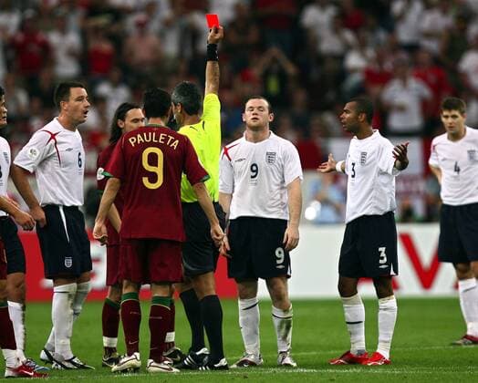 Wayne Rooney (England, 3.v.re.) sieht von FIFA Schiedsrichter Horacio Elizondo (Argentinien, 4.v.re.) die rote Karte, Ashley Cole (2.v.re) und John Terry (beide England, li.) sind fassungslos -  Fußball WM Herren WM 2006, Länderspiel, Nationalteam, Nationaltrikot, Viertelfinale, England - Portugal 1:3 n.E. Gruppe Gelsenkirchen Fußball WM Herren WM 2006, Länderspiel, Nationalteam, Nationaltrikot, Viertelfinale, England - Portugal 1:3 n.E. Gruppe Gelsenkirchen