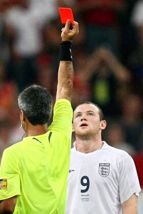 Wayne Rooney (England, re) sieht von FIFA Schiedsrichter Horacio Elizondo (Argentinien) die rote Karte -  Fußball WM Herren WM 2006, Länderspiel, Nationalteam, Nationaltrikot, Viertelfinale, England - Portugal 1:3 n.E. Gruppe Gelsenkirchen Fußball WM Herren WM 2006, Länderspiel, Nationalteam, Nationaltrikot, Viertelfinale, England - Portugal 1:3 n.E. Gruppe Gelsenkirchen