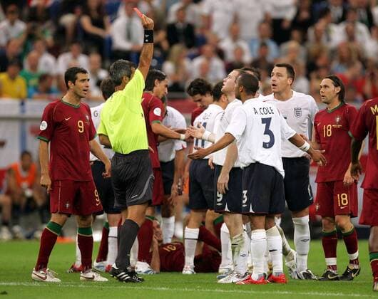 FIFA Schiedsrichter Horacio Elizondo (Argentinien, 2.v.li.) zeigt Wayne Rooney (4.v.re.) die rote Karte, Ashley Cole (3.v.re.) und John Terry (alle England, 2.v.re.) sind fassungslos Fußball WM Herren WM 2006, Länderspiel, Nationalteam, Nationaltrikot, Viertelfinale, England - Portugal 1:3 Gruppe Gelsenkirchen Fußball WM Herren WM 2006, Länderspiel, Nationalteam, Nationaltrikot, Viertelfinale, England - Portugal 1:3 Gruppe Gelsenkirchen