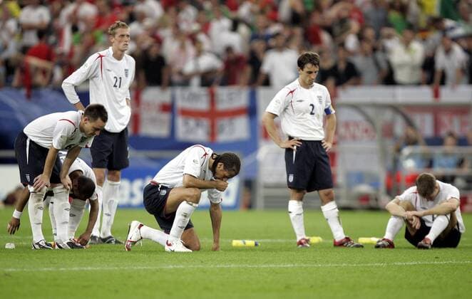 Enttäuschung bei der englischen Mannschaft, v.li.: John Terry, Peter Crouch, Rio Ferdinand, Gary Neville und Steven Gerrard Fußball WM Herren WM 2006, Länderspiel, Nationalteam, Viertelfinale, Nationaltrikot, England Gruppe Gelsenkirchen Fußball WM Herren WM 2006, Länderspiel, Nationalteam, Viertelfinale, Nationaltrikot, England Gruppe Gelsenkirchen