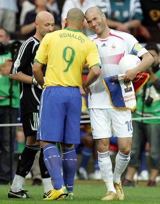 Zinedine Zidane (re.) und Torwart Fabien Barthez (beide Frankreich) begrüßen Ronaldo (Brasilien) -  Fußball WM Herren WM 2006, Länderspiel, Nationalteam, Viertelfinale, Nationaltrikot, Brasilien - Frankreich Gruppe Frankfurt M. Fußball WM Herren WM 2006, Länderspiel, Nationalteam, Viertelfinale, Nationaltrikot, Brasilien - Frankreich Gruppe Frankfurt M.