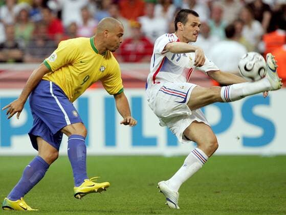 Willy Sagnol (Frankreich, re.) gegen Ronaldo (Brasilien) -  Fußball WM Herren WM 2006, Länderspiel, Nationalteam, Nationaltrikot, Viertelfinale, Brasilien - Frankreich 0:1 Gruppe Frankfurt M. Dynamik, Fußball WM Herren WM 2006, Länderspiel, Nationalteam, Nationaltrikot, Viertelfinale, Brasilien - Frankreich 0:1 Gruppe Frankfurt M. Dynamik,