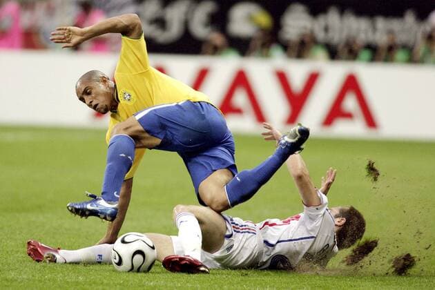 Roberto Carlos (Brasilien, li.) gegen Franck Ribery (Frankreich) Fußball WM Herren WM 2006, Länderspiel, Nationalteam, Viertelfinale, Nationaltrikot, Brasilien - Frankreich Gruppe Frankfurt M. Dynamik, Kampf, Fußball WM Herren WM 2006, Länderspiel, Nationalteam, Viertelfinale, Nationaltrikot, Brasilien - Frankreich Gruppe Frankfurt M. Dynamik, Kampf,