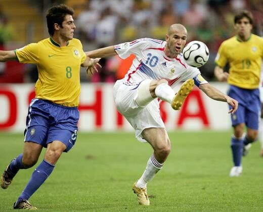 Zinedine Zidane (Frankreich, vorn) gegen Kaka (Brasilien) -  Fußball WM Herren WM 2006, Länderspiel, Nationalteam, Nationaltrikot, Viertelfinale, Brasilien - Frankreich 0:1 Gruppe Frankfurt M. Dynamik, Fußball WM Herren WM 2006, Länderspiel, Nationalteam, Nationaltrikot, Viertelfinale, Brasilien - Frankreich 0:1 Gruppe Frankfurt M. Dynamik,