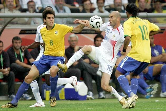 Zinedine Zidane (Frankreich, Mitte) gegen Kaka (li.) und Ronaldinho (beide Brasilien) -  Fußball WM Herren WM 2006, Länderspiel, Nationalteam, Nationaltrikot, Viertelfinale, Brasilien - Frankreich 0:1 Gruppe Frankfurt M. Dynamik, Fußball WM Herren WM 2006, Länderspiel, Nationalteam, Nationaltrikot, Viertelfinale, Brasilien - Frankreich 0:1 Gruppe Frankfurt M. Dynamik,