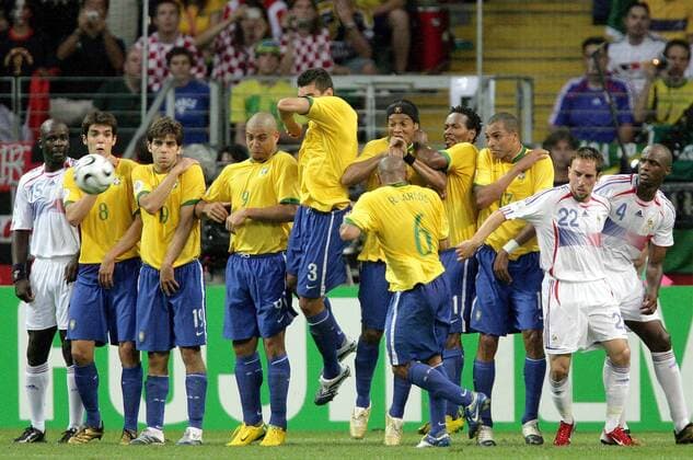 Freistoßmauer Brasilien v.li.: Kaka, Juninho, Ronaldo, Lucio, Ronaldinho, Robert Carlos, Ze Roberto, und Gilberto Silva; Lilian Thuram (li.), Patrick Vieira (re.) sowie Franck Ribery (alle Frankreich) stören die Mauer -  Fußball WM Herren WM 2006, Länderspiel, Nationalteam, Nationaltrikot, Viertelfinale, Brasilien - Frankreich 0:1 Gruppe Frankfurt M. Fußball WM Herren WM 2006, Länderspiel, Nationalteam, Nationaltrikot, Viertelfinale, Brasilien - Frankreich 0:1 Gruppe Frankfurt M.