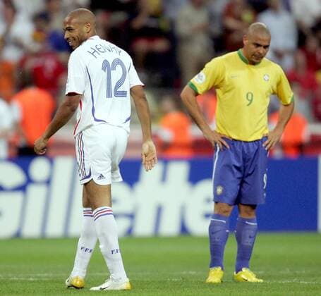 Torschütze Thierry Henry (Frankreich, li.) lächelt, Ronaldo (Brasilien) dagegen ist enttäuscht -  Fußball WM Herren WM 2006, Länderspiel, Nationalteam, Viertelfinale, Nationaltrikot, Brasilien - Frankreich 0:1 Gruppe Frankfurt M. Freude, Fußball WM Herren WM 2006, Länderspiel, Nationalteam, Viertelfinale, Nationaltrikot, Brasilien - Frankreich 0:1 Gruppe Frankfurt M. Freude,