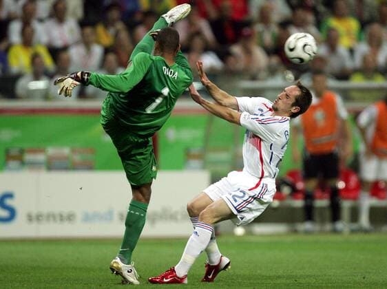 Torwart Dida (Brasilien) rettet gegen Franck Ribery (Frankreich) -  Fußball WM Herren WM 2006, Länderspiel, Nationalteam, Viertelfinale, Nationaltrikot, Brasilien - Frankreich 0:1 Gruppe Frankfurt M. Dynamik, Fußball WM Herren WM 2006, Länderspiel, Nationalteam, Viertelfinale, Nationaltrikot, Brasilien - Frankreich 0:1 Gruppe Frankfurt M. Dynamik,