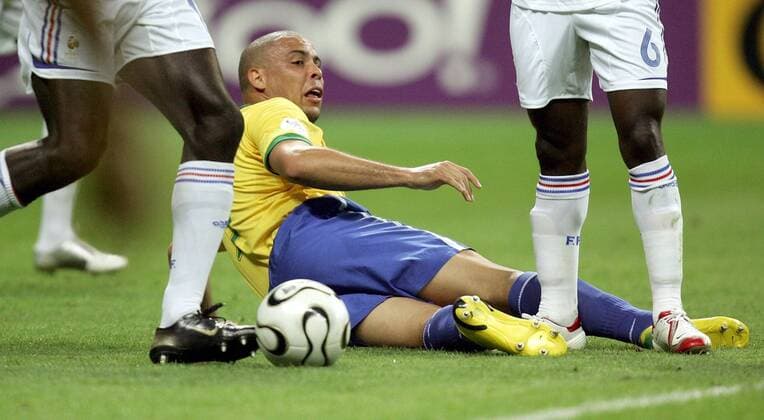 Ronaldo (Brasilien) am Boden -  Fußball WM Herren WM 2006, Länderspiel, Nationalteam, Viertelfinale, Nationaltrikot, Brasilien - Frankreich 0:1 Einzelbild Frankfurt M. Fußball WM Herren WM 2006, Länderspiel, Nationalteam, Viertelfinale, Nationaltrikot, Brasilien - Frankreich 0:1 Einzelbild Frankfurt M.