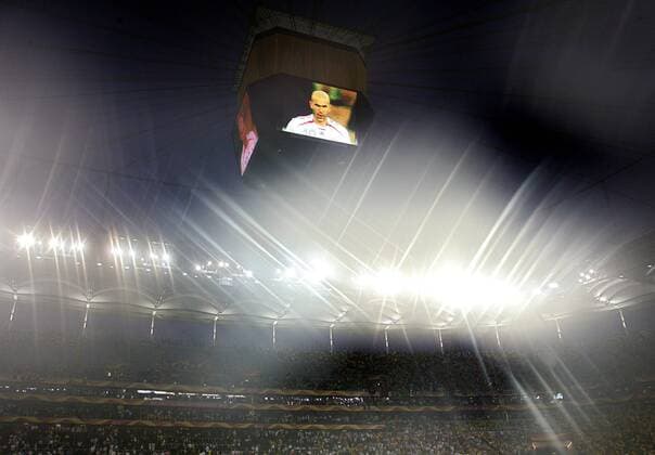 Auf dem Videowürfel erscheint das Konterfei von Zinedine Zidane (Frankreich) während der Nationalhymne -  Fußball WM Herren WM 2006, Länderspiel, Nationalteam, Nationaltrikot, Viertelfinale, Gegenlicht, Scheinwerfer, Licht Totale WorldCup Stadium, World Cup, Flutlichtspiel Frankfurt M., Seildachkonstruktion, Seilzug, Fußball WM Herren WM 2006, Länderspiel, Nationalteam, Nationaltrikot, Viertelfinale, Gegenlicht, Scheinwerfer, Licht Totale WorldCup Stadium, World Cup, Flutlichtspiel Frankfurt M., Seildachkonstruktion, Seilzug,