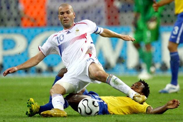 Zinedine Zidane (Frankreich, li.) gegen Ze Roberto (Brasilien) Fußball WM Herren WM 2006, Länderspiel, Nationalteam, Viertelfinale, Nationaltrikot, Brasilien - Frankreich 0:1 Gruppe Frankfurt M. Dynamik, Fußball WM Herren WM 2006, Länderspiel, Nationalteam, Viertelfinale, Nationaltrikot, Brasilien - Frankreich 0:1 Gruppe Frankfurt M. Dynamik,