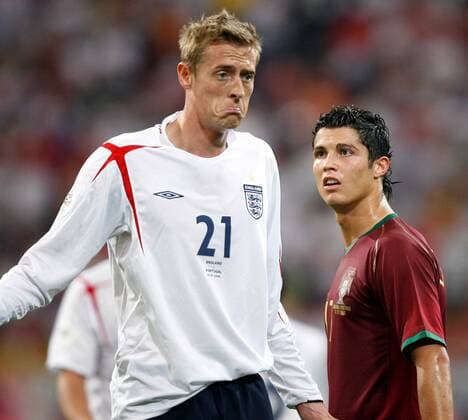 Cristiano Ronaldo (Portugal, re.) bewundert die aussagekräftige Mimik von Peter Crouch (England) - Fußball Herren WM 2006, Länderspiel, Nationalteam, Viertelfinale, Nationaltrikot, England - Portugal 1:3 n.E. Gruppe Gelsenkirchen Enttäuschung, Skepsis, Fußball Herren WM 2006, Länderspiel, Nationalteam, Viertelfinale, Nationaltrikot, England - Portugal 1:3 n.E. Gruppe Gelsenkirchen Enttäuschung, Skepsis,