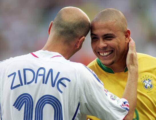 Zinedine Zidane (Frankreich, li.) begrüßt seinen Vereinskollegen Ronaldo (Brasilien beide Real Madrid) Fußball WM Herren WM 2006, Länderspiel, Nationalteam, Viertelfinale, Nationaltrikot, Brasilien - Frankreich 0:1, Vdig Gruppe Frankfurt M. Freude, Kameradschaft, Fußball WM Herren WM 2006, Länderspiel, Nationalteam, Viertelfinale, Nationaltrikot, Brasilien - Frankreich 0:1, Vdig Gruppe Frankfurt M. Freude, Kameradschaft,