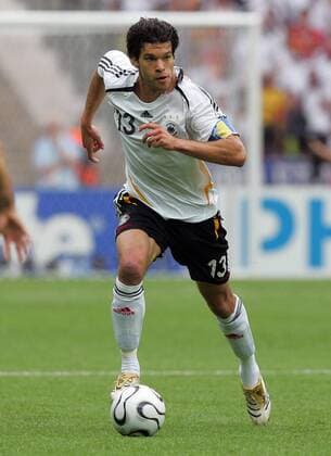 Michael Ballack (Deutschland) am Ball Fußball WM Herren WM 2006, Länderspiel, Nationalteam, Nationaltrikot, Viertelfinale Einzelbild Berlin Dynamik, Fußball WM Herren WM 2006, Länderspiel, Nationalteam, Nationaltrikot, Viertelfinale Einzelbild Berlin Dynamik,