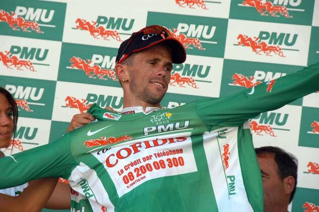 Etappensieger Jimmy Casper (Frankreich Cofidis) streift das grüne Trikot des besten Sprinters über - Radsport Herren Tour de France 2006, ProTour, Straßenradsport, Straße, Rad, Einzelbild 1.Etappe: Straßburg - Straßburg Radsport Herren Tour de France 2006, ProTour, Straßenradsport, Straße, Rad, Einzelbild 1.Etappe: Straßburg - Straßburg