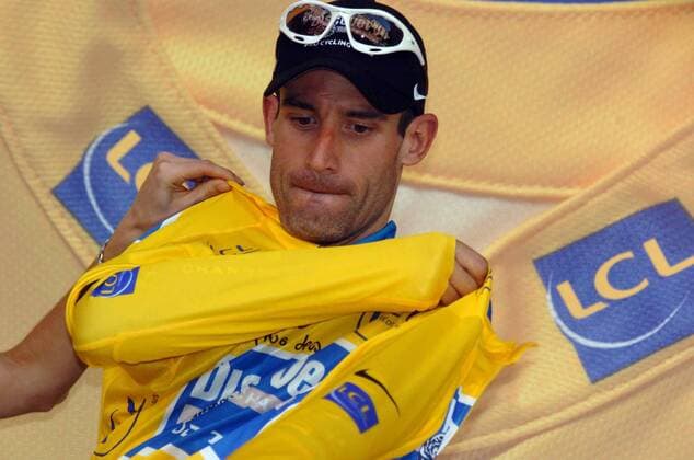 George Hincapie (USA Discovery Channel) streift das gelbe Trikot des Gesamtführenden über - Radsport Herren Tour de France 2006, ProTour, Straßenradsport, Straße, Rad, Einzelbild 1.Etappe: Straßburg - Straßburg Radsport Herren Tour de France 2006, ProTour, Straßenradsport, Straße, Rad, Einzelbild 1.Etappe: Straßburg - Straßburg