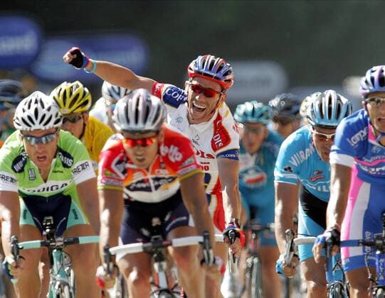 Jimmy Casper (Frankreich Cofidis, Mitte) gewinnt die 1. Etappe der Tour de France 2006 von Straßburg nach Straßburg Radsport Herren 93. Tour de France 2006, ProTour, Straßenradsport, Straße, Rad, Gruppe 1. Etappe: Straßburg - Straßburg Glück, Freude, Begeisterung, Radsport Herren 93. Tour de France 2006, ProTour, Straßenradsport, Straße, Rad, Gruppe 1. Etappe: Straßburg - Straßburg Glück, Freude, Begeisterung,