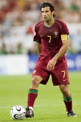 Luis Figo (Portugal) am Ball Fußball WM Herren WM 2006, Länderspiel, Nationalteam, Nationaltrikot, Viertelfinale Einzelbild Gelsenkirchen Dynamik, Fußball WM Herren WM 2006, Länderspiel, Nationalteam, Nationaltrikot, Viertelfinale Einzelbild Gelsenkirchen Dynamik,