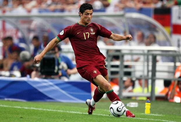 Cristiano Ronaldo (Portugal) sichert den Ball knapp vor der Seitenlinie Fußball WM Herren WM 2006, Länderspiel, Nationalteam, Viertelfinale, Nationaltrikot Einzelbild Gelsenkirchen Dynamik, Fußball WM Herren WM 2006, Länderspiel, Nationalteam, Viertelfinale, Nationaltrikot Einzelbild Gelsenkirchen Dynamik,