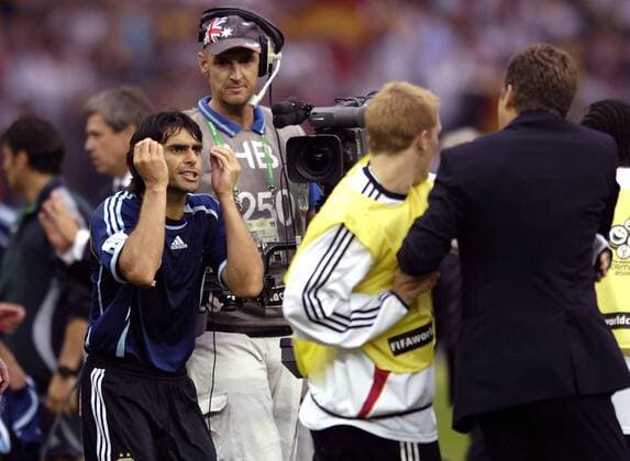 Auseinandersetzung zwischen Roberto Ayala (Argentinien, li.) und Teammanager Bierhoff (re.), der von Schweinsteiger (beide Deutschland) zurückgehalten werden muß; eine Fernsehkamera ist live dabei Fußball WM Herren WM 2006, Länderspiel, Nationalteam, Nationaltrikot, Viertelfinale, Deutschland - Argentinien 5:3 n.E Gruppe Berlin Spannung, Fußball WM Herren WM 2006, Länderspiel, Nationalteam, Nationaltrikot, Viertelfinale, Deutschland - Argentinien 5:3 n.E Gruppe Berlin Spannung,