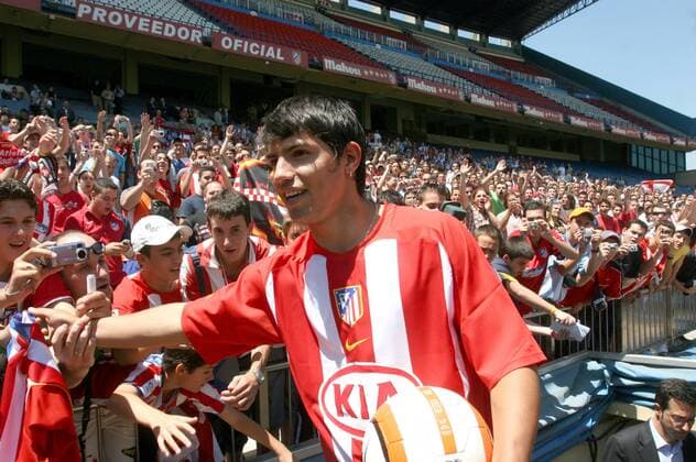 Neuzugang Sergio Aguero (Atletico Madrid) wird von den Fans jubelnd empfangen -  Fußball Herren Primera Division 2006 2007, 1. Spanische Liga, Atletico Madrid, Vorstellung, Präsentation Einzelbild Madrid Fußball Herren Primera Division 2006 2007, 1. Spanische Liga, Atletico Madrid, Vorstellung, Präsentation Einzelbild Madrid