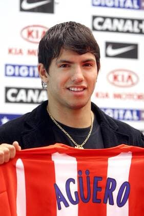 Neuzugang Sergio Aguero (Atletico Madrid) präsentiert sein Trikot -  Fußball Herren Primera Division 2006 2007, 1. Spanische Liga, Atletico Madrid, Vorstellung, Präsentation Einzelbild Madrid Fußball Herren Primera Division 2006 2007, 1. Spanische Liga, Atletico Madrid, Vorstellung, Präsentation Einzelbild Madrid