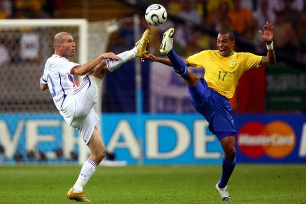 Zinedine Zidane (Frankreich, li.) und Gilberto Silva (Brasilien) in akrobatischer Kung Fu Manier am Ball -  (pan15006) Fußball WM Herren WM 2006, Länderspiel, Nationalteam, Nationaltrikot, Viertelfinale, Brasilien - Frankreich 0:1 Gruppe Frankfurt M. Dynamik, Kampf, Fußball WM Herren WM 2006, Länderspiel, Nationalteam, Nationaltrikot, Viertelfinale, Brasilien - Frankreich 0:1 Gruppe Frankfurt M. Dynamik, Kampf,  