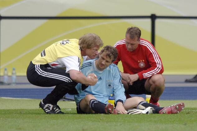 Torwart Jens Lehmann (Mitte) bekommt Zuspruch von Ersatztorwart Oliver Kahn (li.) und Torwarttrainer Andreas Köpke (alle Deutschland) Fußball WM Herren WM 2006, Länderspiel, Nationalteam, Nationaltrikot, Viertelfinale Gruppe shake hands, shakehands Berlin Turnierhighlight Harmonie, Kameradschaft, Fußball WM Herren WM 2006, Länderspiel, Nationalteam, Nationaltrikot, Viertelfinale Gruppe shake hands, shakehands Berlin Turnierhighlight Harmonie, Kameradschaft,
