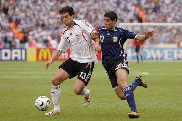 Michael Ballack (Deutschland, li.) gegen Juan Roman Riquelme (Argentinien) Fußball WM Herren WM 2006, Länderspiel, Nationalteam, Nationaltrikot, Viertelfinale, Deutschland - Argentinien 5:3 n.E Gruppe Berlin Dynamik, Kampf, Fußball WM Herren WM 2006, Länderspiel, Nationalteam, Nationaltrikot, Viertelfinale, Deutschland - Argentinien 5:3 n.E Gruppe Berlin Dynamik, Kampf,