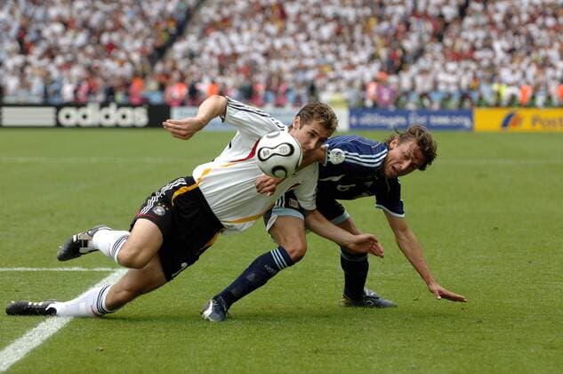 Miroslav Klose (Deutschland, li.) gegen Gabriel Heinze (Argentinien) Fußball WM Herren WM 2006, Länderspiel, Nationalteam, Viertelfinale, Nationaltrikot, Deutschland - Argentinien 5:3 n.E Gruppe Berlin Kampf, Dynamik, Fußball WM Herren WM 2006, Länderspiel, Nationalteam, Viertelfinale, Nationaltrikot, Deutschland - Argentinien 5:3 n.E Gruppe Berlin Kampf, Dynamik,