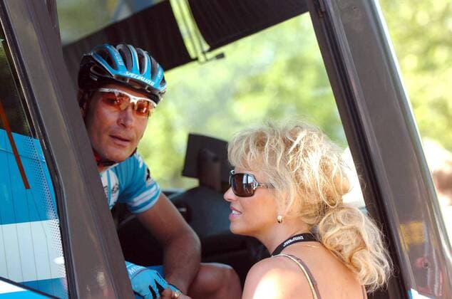 Erik Zabel (Deutschland Milram) sitzt im Teambus und unterhält sich mit seiner Ehefrau Cordula -  Radsport Herren 93. Tour de France 2006, ProTour, Straßenradsport, Straße, Rad, Vdig Gruppe 2. Etappe: Obernai - Esch sur Alzette Radsport Herren 93. Tour de France 2006, ProTour, Straßenradsport, Straße, Rad, Vdig Gruppe 2. Etappe: Obernai - Esch sur Alzette