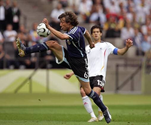 Gabriel Heinze (Argentinien) am Ball Fußball WM Herren WM 2006, Länderspiel, Nationalteam, Viertelfinale, Nationaltrikot, Deutschland - Argentinien 5:3 n.E Gruppe Berlin Dynamik, Fußball WM Herren WM 2006, Länderspiel, Nationalteam, Viertelfinale, Nationaltrikot, Deutschland - Argentinien 5:3 n.E Gruppe Berlin Dynamik,