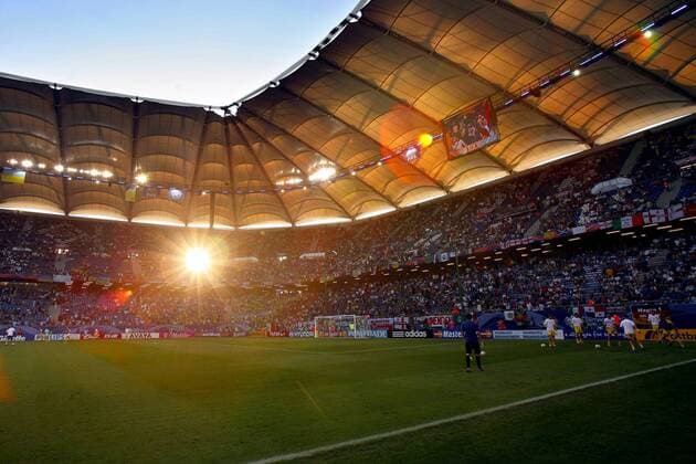 Die untergehende Sonne erleuchtet das Hamburger FIFA WM Stadion vor dem Viertelfinale - Fußball WM Herren WM 2006, Länderspiel, Nationalteam, Viertelfinale, Vdig abends, Abenddämmerung, Stimmung, Totale World Cup Stadium, WorldCup Atmosphäre, Hamburg, Aufmacher Fußball WM Herren WM 2006, Länderspiel, Nationalteam, Viertelfinale, Vdig abends, Abenddämmerung, Stimmung, Totale World Cup Stadium, WorldCup Atmosphäre, Hamburg, Aufmacher