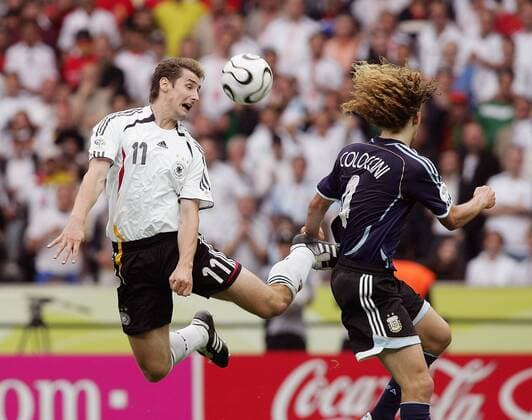 Miroslav Klose (Deutschland, li.) gegen Fabricio Coloccini (Argentinien) -  Fußball WM Herren WM 2006, Länderspiel, Nationalteam, Nationaltrikot, Viertelfinale, Deutschland - Argentinien 5:3 n.E Gruppe Berlin Dynamik, Fußball WM Herren WM 2006, Länderspiel, Nationalteam, Nationaltrikot, Viertelfinale, Deutschland - Argentinien 5:3 n.E Gruppe Berlin Dynamik,