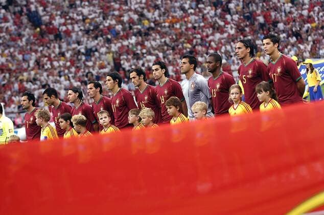 Nationalhymne Portugal mit Fußballeskorte - V.re. Cristiano Ronaldo, Fernando Meira, Miguel, Torwart Ricardo, Tiago, Ricardo Carvalho, Nuno Valente, Petit, Pauleta, Luis Figo Fußball WM Herren WM 2006, Länderspiel, Nationalteam, Nationaltrikot, Viertelfinale Totale Gelsenkirchen Fußball WM Herren WM 2006, Länderspiel, Nationalteam, Nationaltrikot, Viertelfinale Totale Gelsenkirchen