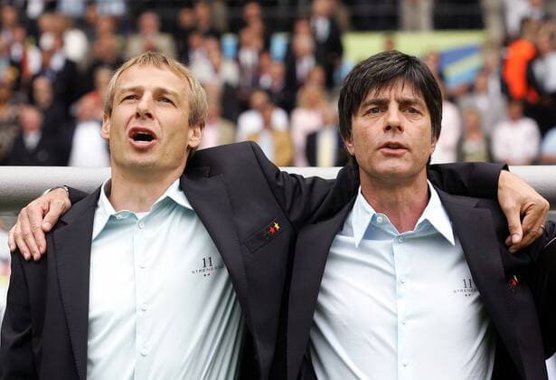 Bundestrainer Jürgen Klinsmann (li.) und Co Trainer Joachim Löw (beide Deutschland) während der Nationalhymne -  Fußball WM Herren WM 2006, Länderspiel, Nationalteam, Viertelfinale Gruppe Berlin Harmonie, Fußball WM Herren WM 2006, Länderspiel, Nationalteam, Viertelfinale Gruppe Berlin Harmonie,