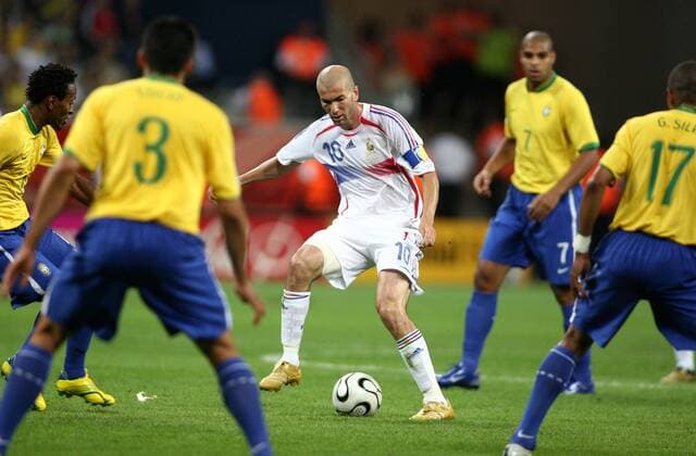 Zinedine Zidane (Frankreich, Mitte) umzingelt von Brasilianern, u.a. Ze Roberto (li.) Fußball WM Herren WM 2006, Länderspiel, Nationalteam, Nationaltrikot, Viertelfinale, Brasilien - Frankreich 0:1 Gruppe Frankfurt M. Überlegenheit, Fußball WM Herren WM 2006, Länderspiel, Nationalteam, Nationaltrikot, Viertelfinale, Brasilien - Frankreich 0:1 Gruppe Frankfurt M. Überlegenheit,