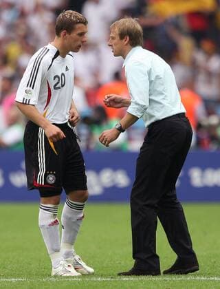 Bundestrainer Jürgen Klinsmann gibt Lukas Podolski (beide Deutschland) Anweisungen Fußball WM Herren WM 2006, Länderspiel, Nationalteam, Viertelfinale, Nationaltrikot Gruppe Berlin Fußball WM Herren WM 2006, Länderspiel, Nationalteam, Viertelfinale, Nationaltrikot Gruppe Berlin