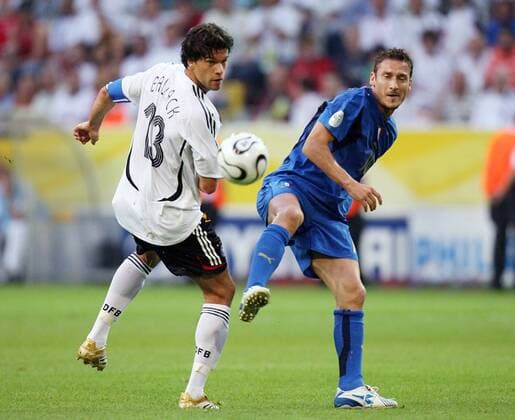 Michael Ballack (Deutschland, li.) gegen Francesco Totti (Italien) - Fußball WM Herren WM 2006, Länderspiel, Nationalteam, Halbfinale, Nationaltrikot Gruppe Dortmund Dynamik, Fußball WM Herren WM 2006, Länderspiel, Nationalteam, Halbfinale, Nationaltrikot Gruppe Dortmund Dynamik,