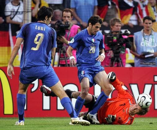 Torwart Jens Lehmann (Deutschland, re.) gegen Simone Perrotta (Mitte) und Luca Toni (beide Italien) - Fußball WM Herren WM 2006, Länderspiel, Nationalteam, Halbfinale, Nationaltrikot Gruppe Dortmund Dynamik, Fußball WM Herren WM 2006, Länderspiel, Nationalteam, Halbfinale, Nationaltrikot Gruppe Dortmund Dynamik,