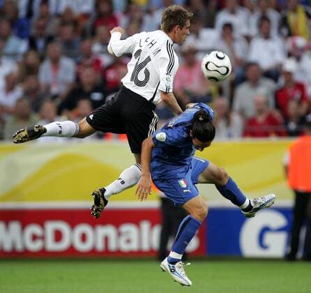 Philipp Lahm (Deutschland, li.) gegen Mauro Camoranesi (Italien) - Fußball WM Herren WM 2006, Länderspiel, Nationalteam, Halbfinale, Nationaltrikot Gruppe Dortmund Dynamik, Höhe, Überlegenheit, Fußball WM Herren WM 2006, Länderspiel, Nationalteam, Halbfinale, Nationaltrikot Gruppe Dortmund Dynamik, Höhe, Überlegenheit,