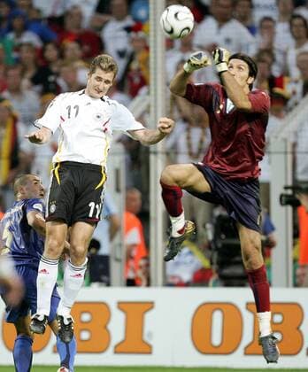 Torwart Gianluigi Buffon (Italien, re.) gegen Miroslav Klose (Deutschland) - Fußball WM Herren WM 2006, Länderspiel, Nationalteam, Halbfinale, Nationaltrikot, Aufmacher Gruppe Dortmund Dynamik, Höhe, Abwehr, Fußball WM Herren WM 2006, Länderspiel, Nationalteam, Halbfinale, Nationaltrikot, Aufmacher Gruppe Dortmund Dynamik, Höhe, Abwehr,