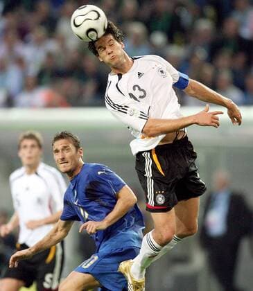 Michael Ballack (Deutschland, re.) gegen Francesco Totti (Italien) - Fußball WM Herren WM 2006, Länderspiel, Nationalteam, Halbfinale, Nationaltrikot Gruppe Dortmund Dynamik, Fußball WM Herren WM 2006, Länderspiel, Nationalteam, Halbfinale, Nationaltrikot Gruppe Dortmund Dynamik,