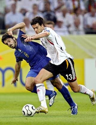 Michael Ballack (Deutschland, re.) gegen Gennaro Gattuso (Italien) - Fußball WM Herren WM 2006, Länderspiel, Nationalteam, Halbfinale, Nationaltrikot Gruppe Dortmund Dynamik, Fußball WM Herren WM 2006, Länderspiel, Nationalteam, Halbfinale, Nationaltrikot Gruppe Dortmund Dynamik,