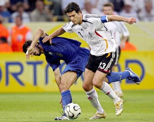 Michael Ballack (Deutschland, re.) gegen Gennaro Gattuso (Italien) - Fußball WM Herren WM 2006, Länderspiel, Nationalteam, Halbfinale, Nationaltrikot Gruppe Dortmund Dynamik, Fußball WM Herren WM 2006, Länderspiel, Nationalteam, Halbfinale, Nationaltrikot Gruppe Dortmund Dynamik,